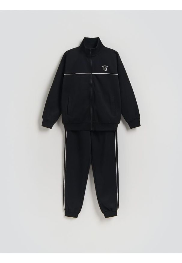 Reserved - Sportowy komplet z nadrukiem - czarny. Kolor: czarny. Materiał: dzianina, bawełna. Wzór: nadruk. Styl: sportowy