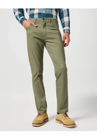 Wrangler - WRANGLER MĘSKIE SPODNIE MATERIAŁOWE LARSTON DUSTY OLIVE 112356816 W18S014024. Okazja: na co dzień. Stan: obniżony. Styl: klasyczny, casual #1