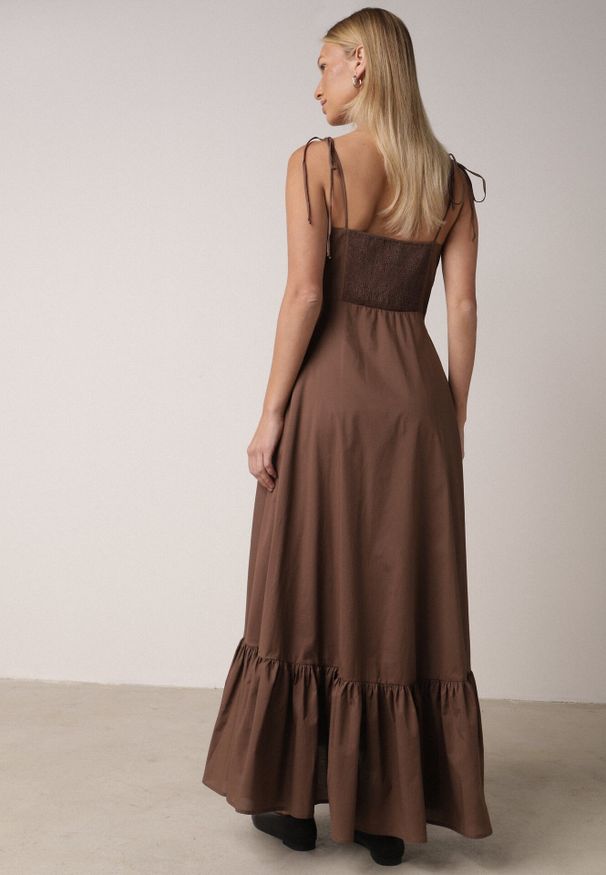 Born2be - Brązowa Bawełniana Sukienka o Rozkloszowanym Kroju na Wiązanych Ramiączkach Milalisa. Okazja: na co dzień. Typ kołnierza: dekolt gorset. Kolor: brązowy. Materiał: bawełna. Długość rękawa: na ramiączkach. Typ sukienki: gorsetowe. Styl: casual, klasyczny