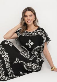 Born2be - Czarna Wiskozowa Sukienka o Pudełkowym Kroju z Wiązaniem w Ornamentalny Wzór Miruvia. Okazja: na co dzień. Kolor: czarny. Materiał: wiskoza. Długość rękawa: krótki rękaw. Styl: casual #7