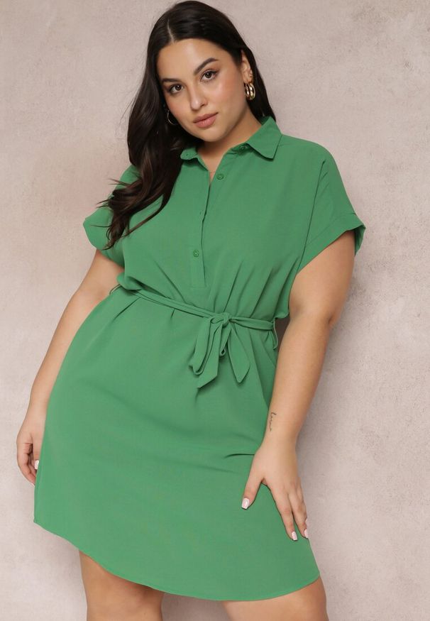 Renee - Zielona Sukienka Koszulowa Wiązana w Pasie z Krótkimi Rękawami Wellwood. Kolekcja: plus size. Kolor: zielony. Materiał: tkanina. Długość rękawa: krótki rękaw. Wzór: gładki. Sezon: wiosna, lato. Typ sukienki: koszulowe. Długość: mini