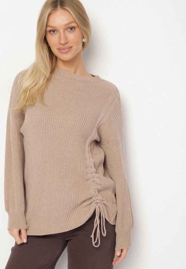 Born2be - Beżowy Sweter z Wiskozą Zdobiony Ściągaczem z Boku Titaneva. Kolor: beżowy. Materiał: wiskoza. Długość rękawa: długi rękaw. Długość: długie. Wzór: aplikacja. Styl: elegancki