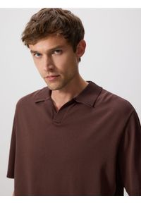 Reserved - Sweter polo z wiskozą - brązowy. Typ kołnierza: polo. Kolor: brązowy. Materiał: wiskoza