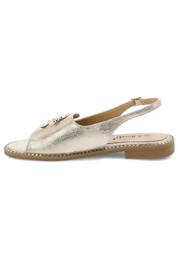 Złote Sandały S.Barski Płaskie Obuwie Damskie. Okazja: na co dzień. Zapięcie: pasek. Kolor: złoty. Wzór: aplikacja. Sezon: lato. Obcas: na obcasie. Styl: elegancki, casual. Wysokość obcasa: niski