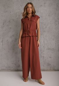 Renee - Brązowy Koszulowy Kombinezon Bez Rękawów z Bawełny i Wiskozy z Baskinką Tefnor. Kolor: brązowy. Materiał: wiskoza, bawełna. Długość rękawa: bez rękawów. Sezon: lato. Styl: boho #3