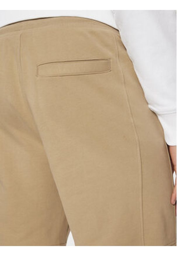 Calvin Klein Jeans Szorty sportowe J30J327284 Beżowy Regular Fit. Kolor: beżowy. Materiał: bawełna. Styl: sportowy