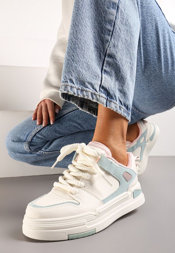 Born2be - Biało-Niebieskie Sneakersy na Grubej Podeszwie z Podwójnym Językiem i Grubymi Sznurówkami Grabeila. Kolor: biały