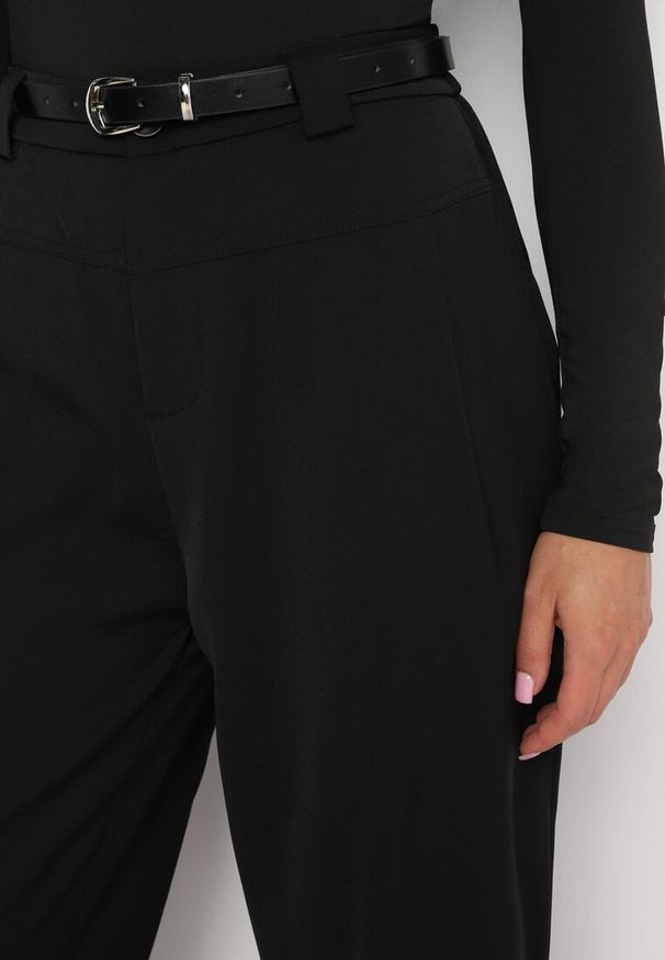 Born2be - Czarne Garniturowe Spodnie o Szerokim Kroju z Gumką i Paskiem w Talii Verittha. Okazja: na co dzień. Kolor: czarny. Styl: casual, klasyczny, elegancki