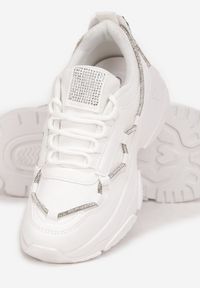 Born2be - Białe Sneakersy Ozdobione Sznurkiem z Cyrkoniami Miriares. Nosek buta: okrągły. Zapięcie: sznurówki. Kolor: biały. Materiał: materiał. Wzór: aplikacja. Sezon: wiosna, jesień. Obcas: na obcasie. Wysokość obcasa: niski #4