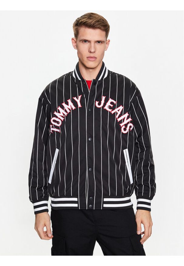 Tommy Jeans Kurtka bomber Pinstripe DM0DM15917 Czarny Relaxed Fit. Kolor: czarny. Materiał: syntetyk