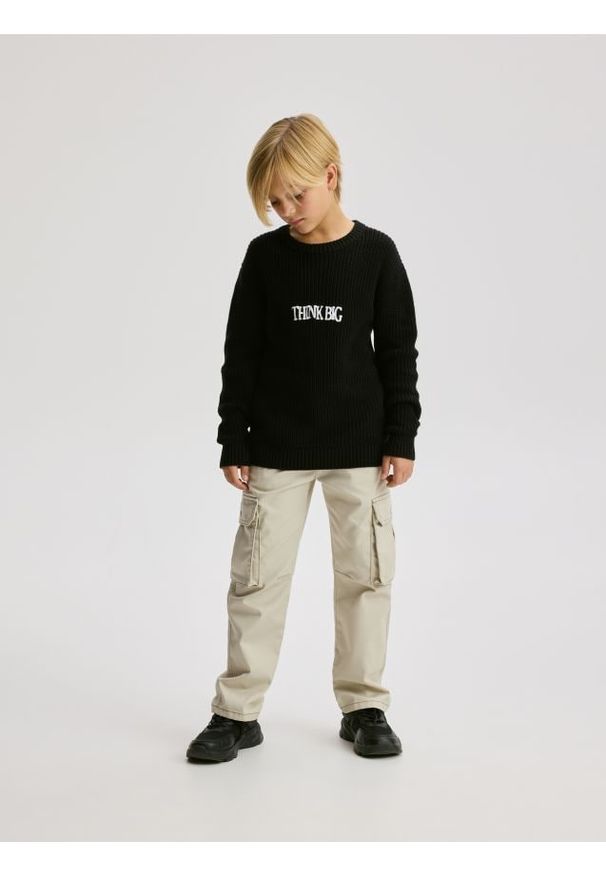 Reserved - Bawełniany sweter z nadrukiem - czarny. Kolor: czarny. Materiał: bawełna. Wzór: nadruk