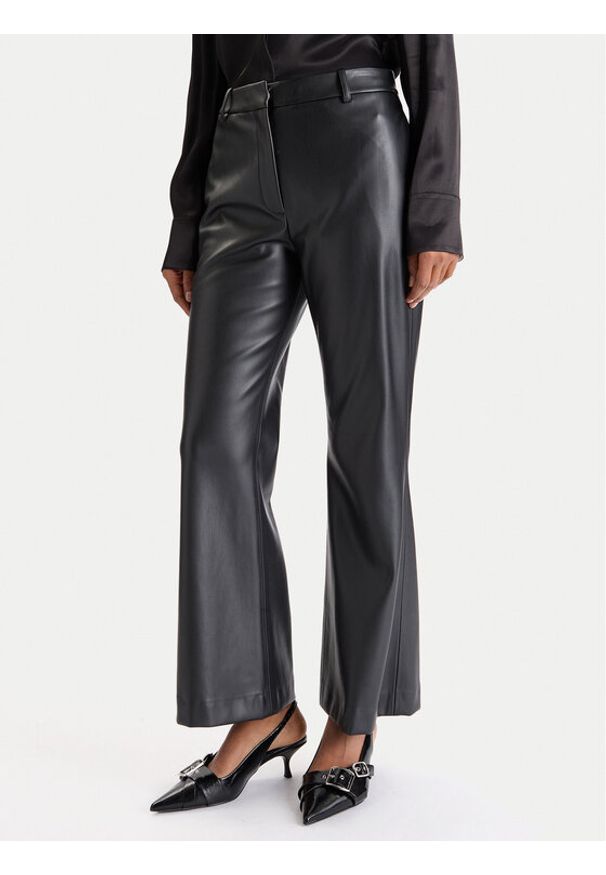 Hugo - HUGO Spodnie z imitacji skóry Hamunelle-1 50546824 Czarny Flare Fit. Kolor: czarny. Materiał: skóra