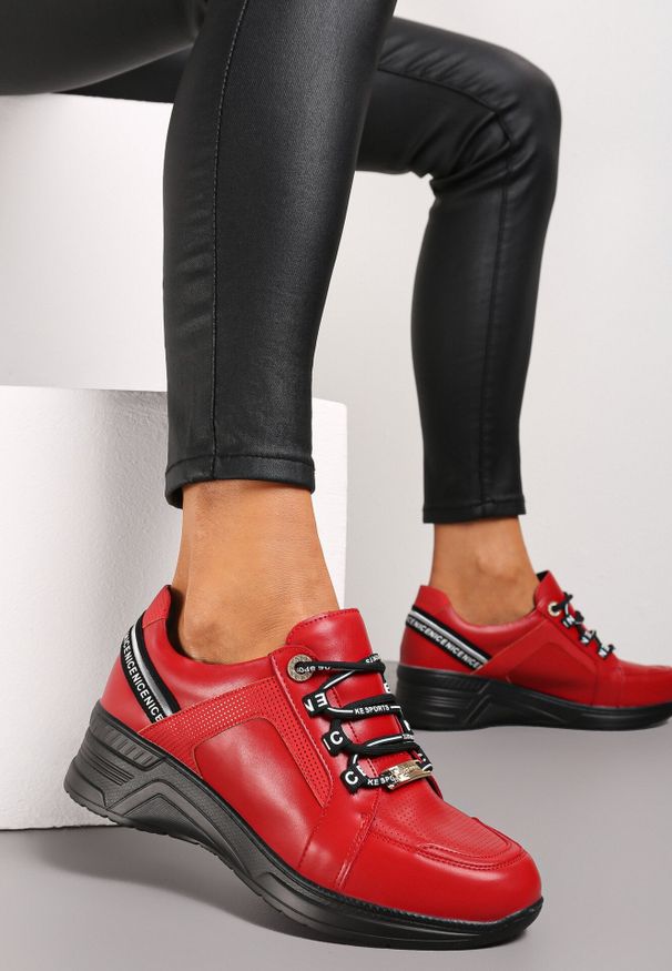 Born2be - Czerwone Sneakersy na Niskim Koturnie z Ozdobnymi Napisami ze Skórzaną Wkładką Drilvia. Kolor: czerwony. Materiał: skóra. Wzór: napisy. Obcas: na koturnie