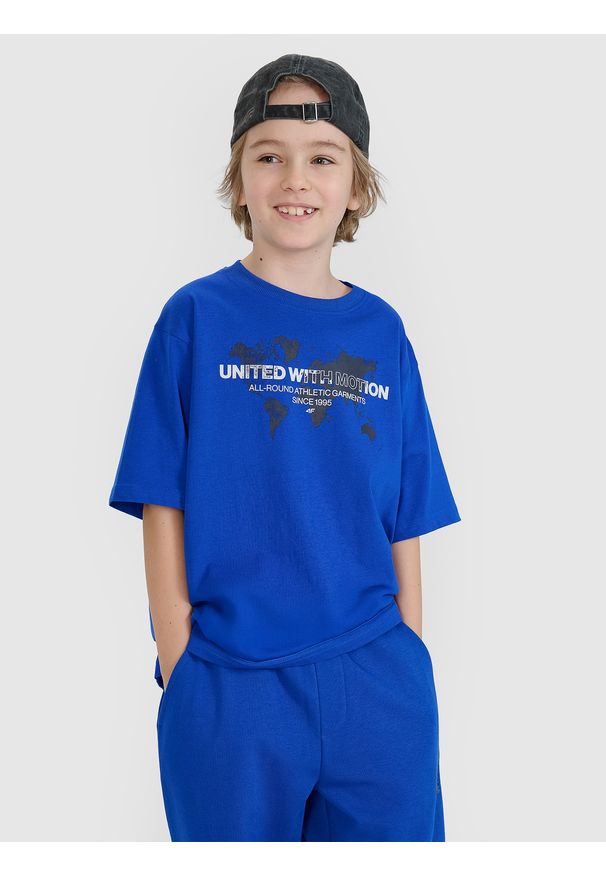 4f - 4F T-shirt oversize z nadrukiem chłopięcy - niebieski 128 (7-8 lat). Okazja: na co dzień. Kolor: niebieski. Materiał: jersey, bawełna, dzianina. Długość rękawa: krótki rękaw. Długość: krótkie. Wzór: nadruk. Sezon: lato. Styl: casual, klasyczny, sportowy