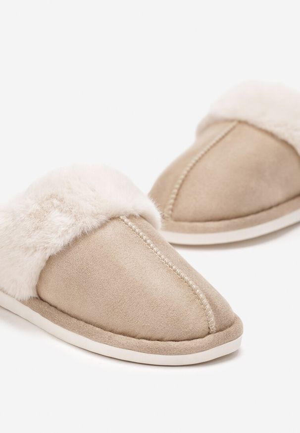 Born2be - Ciemnobeżowe Kapcie na Płaskiej Podeszwie z Ozdobnym Futerkiem Lunitta. Kolor: beżowy. Materiał: futro. Sezon: zima. Obcas: na płaskiej podeszwie