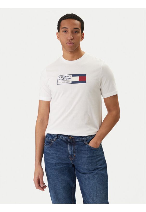 TOMMY HILFIGER - Tommy Hilfiger T-Shirt Brand Love Box MW0MW42366 Biały Regular Fit. Kolor: biały. Materiał: bawełna