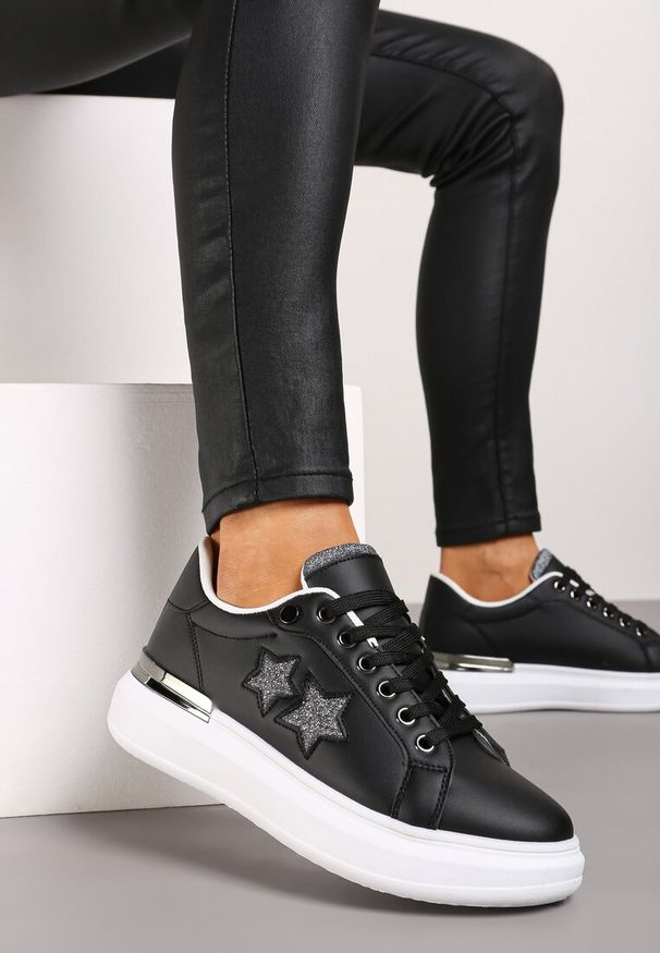 Renee - Czarne Sneakersy na Płaskiej Podeszwie Ozdobione Metalicznymi Elementami i Wstawkami Kalelia. Okazja: na co dzień. Kolor: czarny. Materiał: jeans. Wzór: aplikacja. Obcas: na płaskiej podeszwie