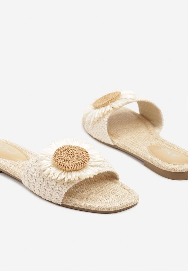 Born2be - Beżowe Klapki z Szydełkowym Kwiatem 3D Ranema. Okazja: na plażę. Kolor: beżowy. Wzór: kwiaty. Sezon: lato