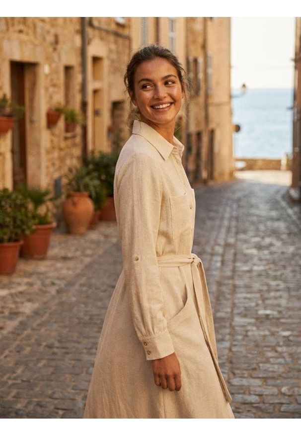 Sinsay - Wiskozowa sukienka koszulowa z domieszką lnu - kremowy. Kolor: kremowy. Materiał: wiskoza, len. Typ sukienki: koszulowe