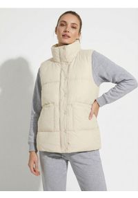 Sinsay - Pikowana kamizelka ze stójką - kremowy. Typ kołnierza: kołnierzyk stójkowy. Kolor: kremowy #1