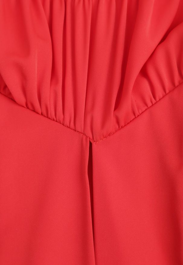 Born2be - Czerwona Sukienka Aikialla. Typ kołnierza: kołnierz z falbankami. Kolor: czerwony. Materiał: materiał, tkanina. Wzór: aplikacja, jednolity, gładki. Długość: mini