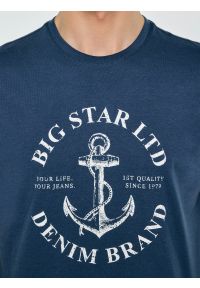 Big-Star - Koszulka męska z kontrastowym nadrukiem ciemnoniebieska Kartes 402. Okazja: na co dzień. Kolor: niebieski. Materiał: dzianina, skóra, materiał. Wzór: nadruk. Styl: sportowy, casual, elegancki #2