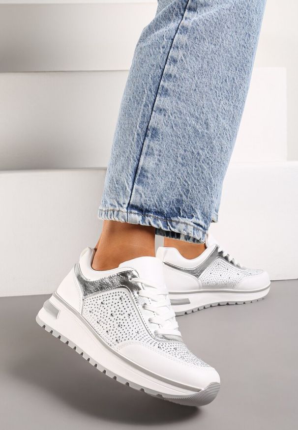Born2be - Białe Sneakersy na Grubej Podeszwie z Cyrkoniami i Sznurowaniem Aptive. Okazja: na co dzień. Nosek buta: okrągły. Zapięcie: sznurówki. Kolor: biały