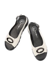 Beżowe Sandały Filippo Wygodne Obuwie Damskie Z Broszką. Okazja: na spacer, na co dzień. Zapięcie: pasek. Kolor: beżowy. Materiał: skóra. Wzór: aplikacja. Sezon: lato. Styl: casual, elegancki #5