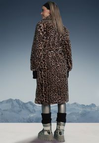 Born2be - Brązowy Płaszcz w Panterkę Futerko Ozdobiony Paskiem Delmarea. Okazja: na co dzień. Kolor: brązowy. Materiał: futro. Wzór: motyw zwierzęcy, aplikacja. Sezon: zima, jesień. Styl: klasyczny, casual, elegancki #3