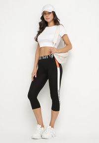 Born2be - Czarne Legginsy Sportowe z Lampasem i Napisami Glequella. Okazja: na co dzień. Stan: podwyższony. Kolor: czarny. Wzór: napisy. Styl: sportowy