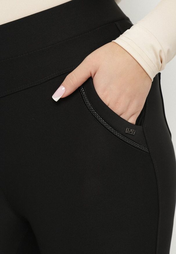Born2be - Czarne Spodnie o Dopasowanym Kroju z Gumką w Talii Stellivae. Okazja: na co dzień, na spotkanie biznesowe. Kolekcja: plus size. Kolor: czarny. Styl: biznesowy, casual