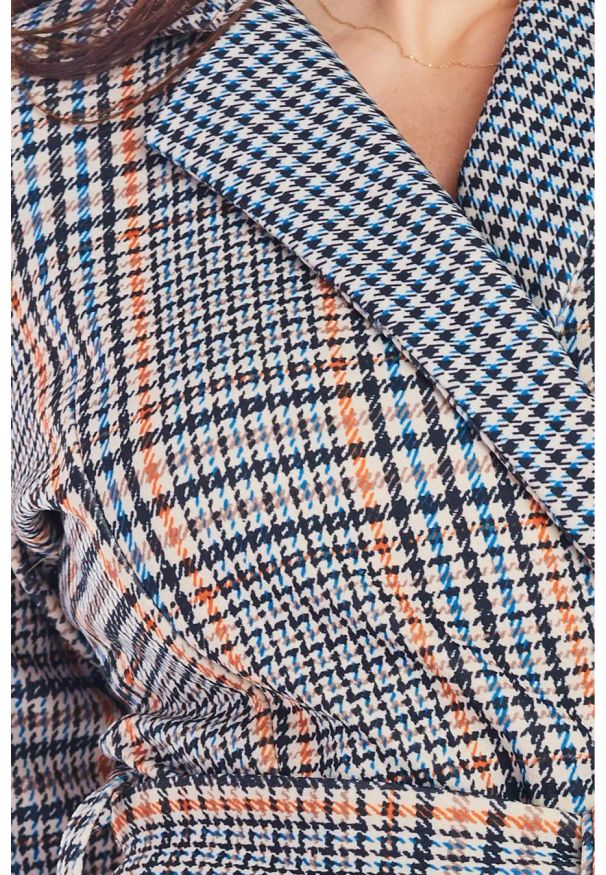 Awama - Elegancka kopertowa sukienka w kratę z kołnierzem granat. Okazja: na spotkanie biznesowe, do pracy. Materiał: dzianina, poliester, elastan, materiał. Sezon: jesień. Typ sukienki: kopertowe. Styl: elegancki. Długość: midi