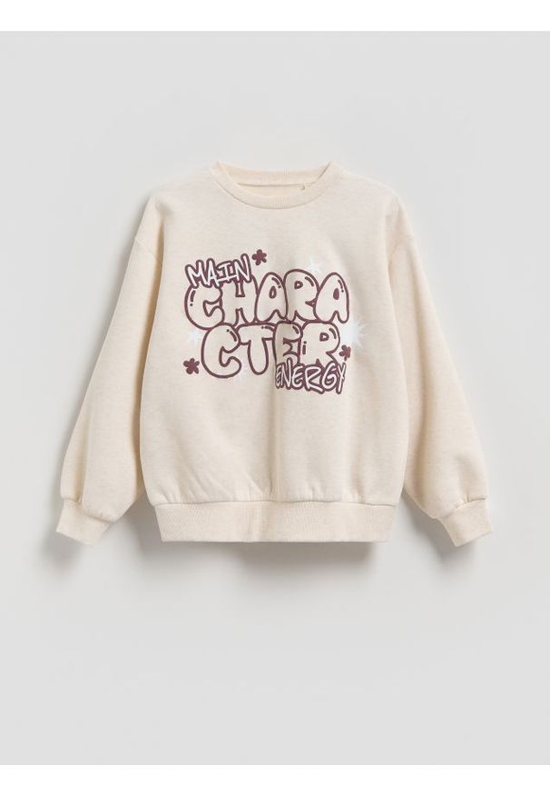 Reserved - Luźna bluza z napisem - kremowy. Kolor: kremowy. Materiał: bawełna, dzianina. Wzór: napisy
