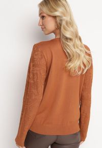 Born2be - Brązowy Sweter z Tłoczonym Wzorem w Ornamentalnym Stylu Mariot. Okazja: na co dzień. Kolor: brązowy. Styl: casual #4