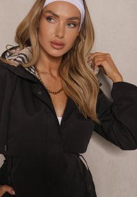 Renee - Czarna Kurtka Typu Parka ze Wzorzystymi Wstawkami w Kapturze i Podpinanych Rękawach Kailenna. Okazja: na co dzień, na spacer. Kolor: czarny. Materiał: jeans, dzianina. Styl: casual, elegancki