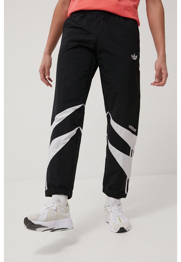 adidas Originals spodnie H06758 męskie kolor czarny joggery. Kolor: czarny. Materiał: tkanina, poliester, materiał