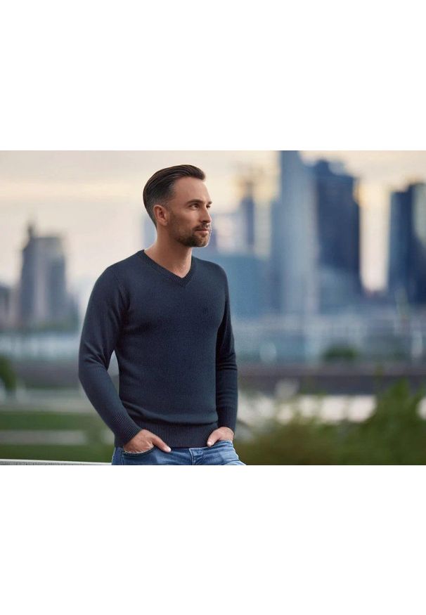 Sweter Męski Wełniany - Dekolt w Serek - Pako Jeans - Granatowy. Okazja: na spotkanie biznesowe, do pracy. Typ kołnierza: dekolt w serek. Kolor: niebieski. Materiał: akryl, wełna. Styl: biznesowy, klasyczny