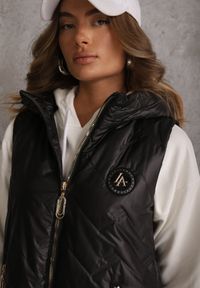 Renee - Czarna Długa Kamizelka Pikowana z Nieodpinanym Kapturem Semaea. Kolor: czarny. Materiał: prążkowany, jeans. Długość: długie. Styl: street #4