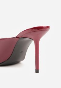 Renee - Bordowe Klapki Peep Toe na Szpilce z Lakierowanym Połyskiem Sharvyra. Nosek buta: otwarty. Kolor: czerwony. Materiał: lakier. Obcas: na szpilce. Wysokość obcasa: średni #8