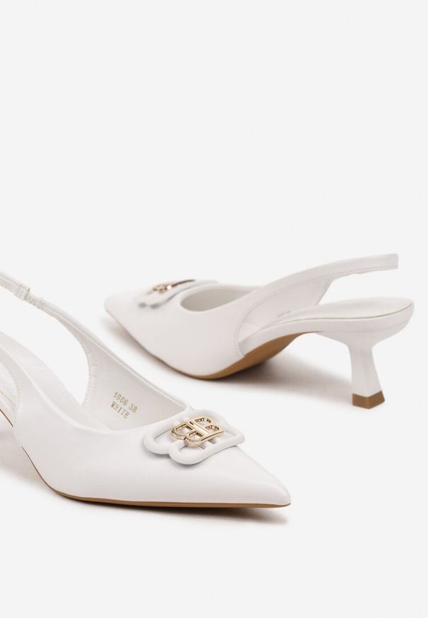 Renee - Białe Sandały na Kaczuszce z Odsłoniętą Piętą Tirreina. Nosek buta: szpiczasty. Zapięcie: sprzączka. Kolor: biały. Wzór: aplikacja. Sezon: lato. Obcas: na szpilce. Styl: klasyczny, elegancki. Wysokość obcasa: średni