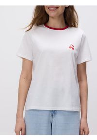 Reserved - T-shirt z drobnym haftem - złamana biel. Materiał: bawełna, dzianina. Wzór: haft