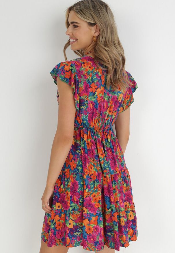 Born2be - Fuksjowa Rozkloszowana Sukienka z Wiskozy z Falbanką Nespena. Okazja: na co dzień. Typ kołnierza: dekolt w kształcie V. Kolor: różowy. Wzór: kwiaty. Typ sukienki: proste, rozkloszowane. Materiał: wiskoza. Długość rękawa: krótki rękaw. Sezon: lato. Styl: elegancki, casual