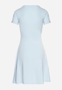 Born2be - Jasnoniebieska Rozkloszowana Sukienka z Wiskozą i Kwadratowym Dekoltem Milirella. Okazja: na co dzień. Typ kołnierza: dekolt kwadratowy. Kolor: niebieski. Materiał: wiskoza. Styl: klasyczny, casual, elegancki #4