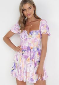 Born2be - Fioletowa Sukienka Mini z Gumkami w Pasie w Kwiaty Maggietta. Kolor: fioletowy. Długość rękawa: krótki rękaw. Wzór: kwiaty. Sezon: wiosna, lato. Długość: mini #1