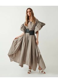MMC STUDIO - Asymetryczna sukienka oversizeowa Ilo. Kolor: beżowy. Materiał: materiał. Typ sukienki: asymetryczne