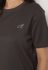 Born2be - Ciemnoszary T-shirt z Małym Haftem Natavira. Okazja: na co dzień. Kolor: szary. Materiał: jeans. Wzór: haft. Styl: klasyczny, elegancki, casual #3