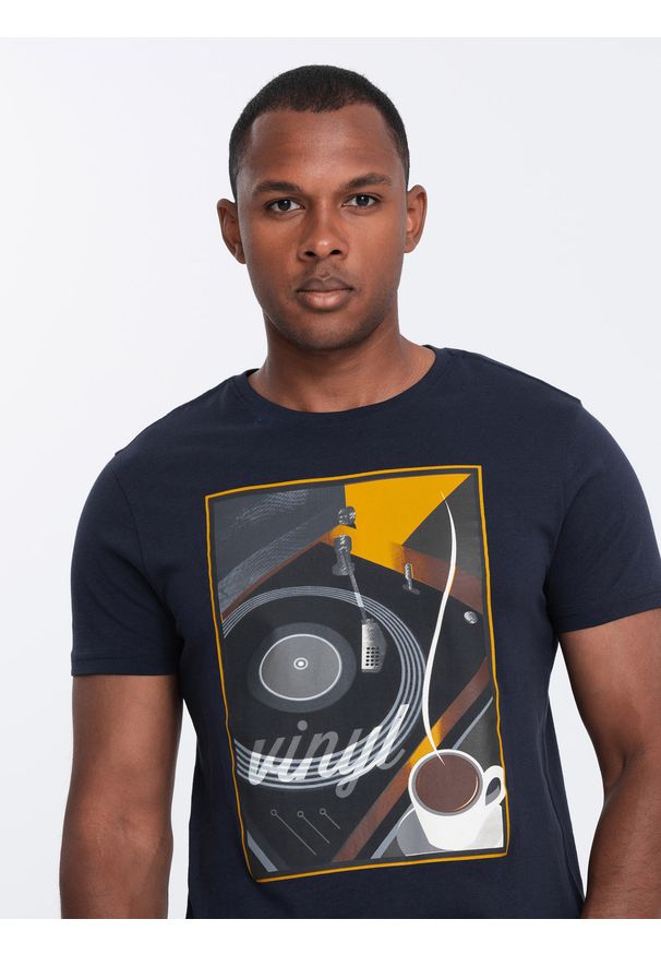 Ombre Clothing - T-shirt męski bawełniany z nadrukiem winyl - granatowy V2 - Rozmiar: M. Kolor: niebieski. Materiał: bawełna. Długość rękawa: krótki rękaw. Długość: krótkie. Wzór: nadruk. Styl: klasyczny