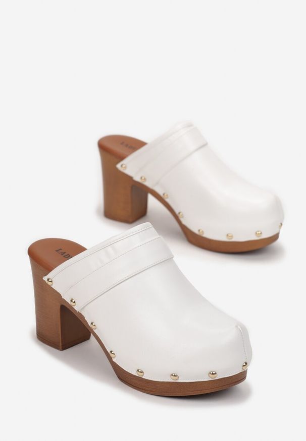 Renee - Białe Klapki Mihthra. Okazja: na co dzień. Nosek buta: okrągły. Kolor: biały. Wzór: aplikacja. Obcas: na słupku. Styl: boho, casual