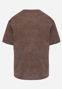 Born2be - Brązowy T-shirt z Bawełny o Kroju Oversize z Napisem Orinvyra. Okazja: na co dzień, na spotkanie biznesowe, do pracy. Kolor: brązowy. Materiał: bawełna. Wzór: napisy. Styl: biznesowy, casual, elegancki #5