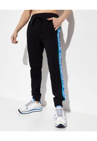Versace Jeans Couture - VERSACE JEANS COUTURE - Czarne spodnie dresowe z lampasami. Kolor: czarny. Materiał: dresówka. Wzór: nadruk